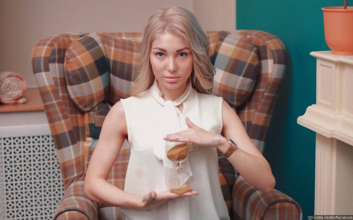 Modelo rusa que llamó psicópata a Putin fue encontrada muerta dentro de una maleta