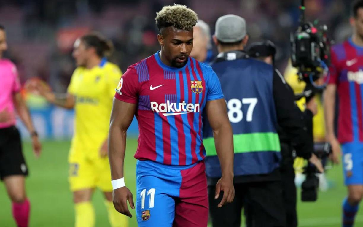 Adama Traoré se fue del campo cabizbajo y con esta cara de pocos amigos.