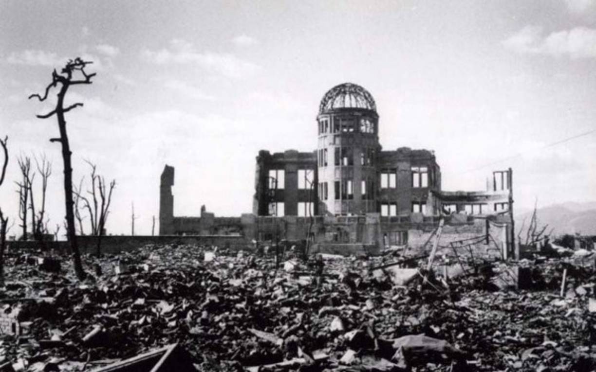 Las partículas radiactivas, mezcladas con hollín y otros residuos en el aire, dieron lugar a la lluvia negra, que cayó sobre una zona más amplia. Además, el suelo fue contaminado por la radiación por neutrones.