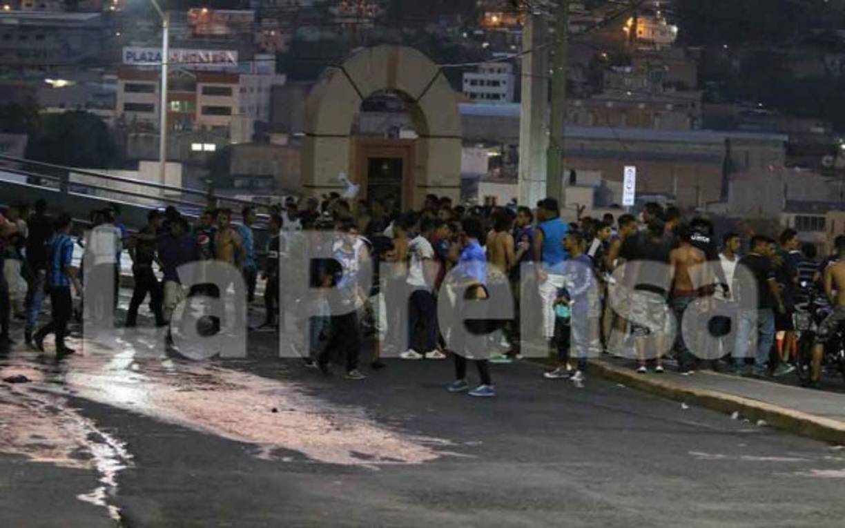 En las afueras del estadio Nacional se vivió una batalla campal entre las barras de Motagua y Olimpia.