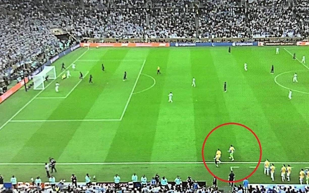 Ahora la norma cambia y afirma que sólo se anulará el gol si la persona que entra al terreno de juego interfiere o afecta en dicho gol. La regla no exige que el árbitro señale infracción por entrar en el campo si la intrusión no tiene consecuencias en la jugada.