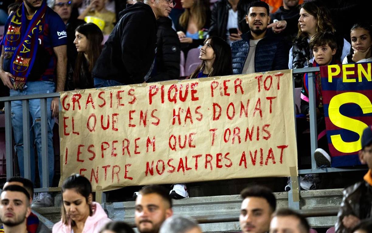 Aficionados del Barcelona dedicaron pancartas de cariño para Gerard Piqué en su despedida del Spotify Camp Nou.