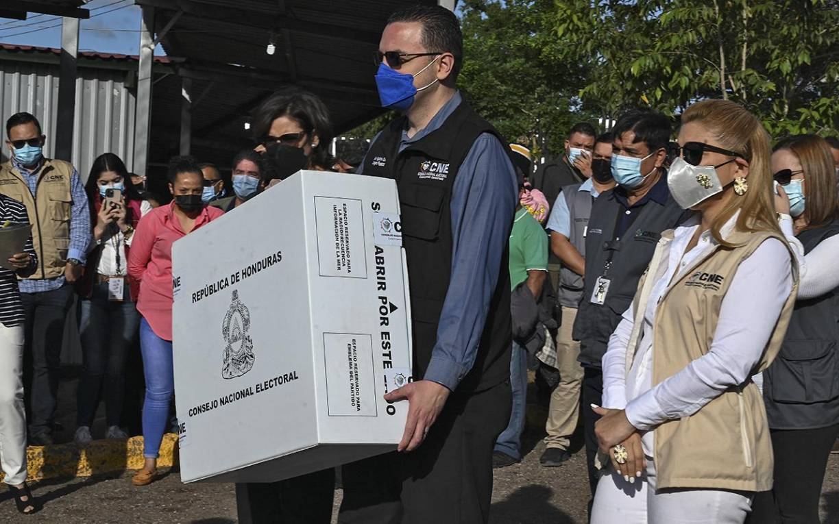 La ruta de distribución comprende 31 furgones, 91 camiones cargados con material de papelería y equipo técnico a utilizar en las elecciones generales, así como 20 vehículos civiles de apoyo.