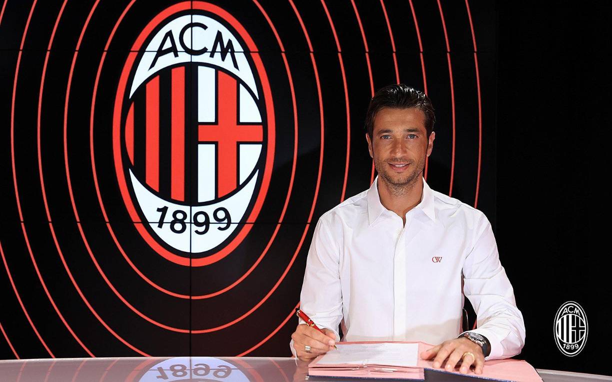 El arquero de 39 años, Antonio Mirante renovó con el AC Milan hasta el 2024.