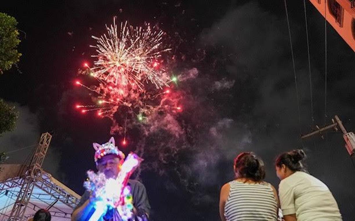 No podía falta el tradicional espectáculo de luces artificiales. Cada año los sampedranos son testigo de las luces multicolores que avisan que la feria ya llegó. 