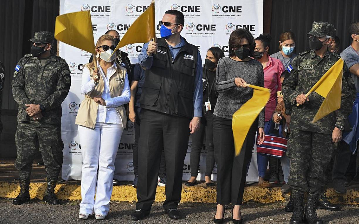Aguirre estuvo acompañado de las consejeras propietarias Ana Paola Hall (izquierda) y Rixi Moncada (derecha), además del jefe del Estado Mayor Conjunto, Tito Livio Moreno. 