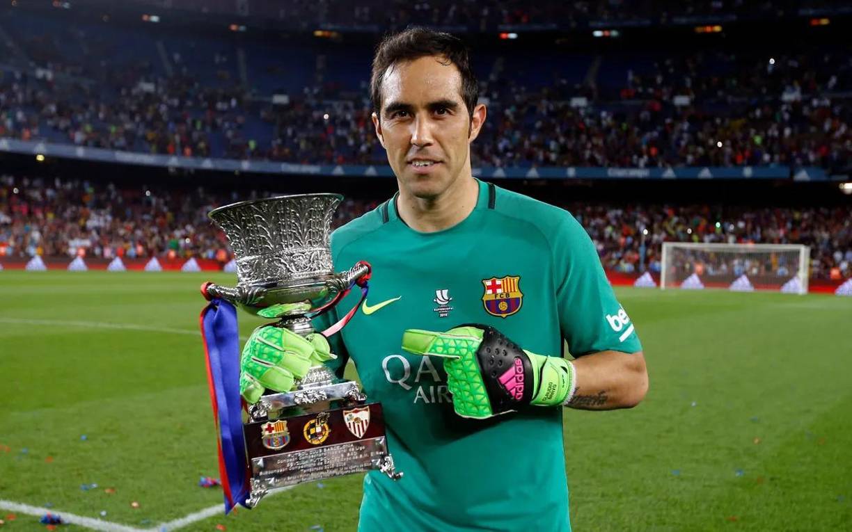 Sacó de la selección de Chile al portero del Manchester City, Claudio Bravo, después que éste se negara a jugar dos partidos amistosos con su país.