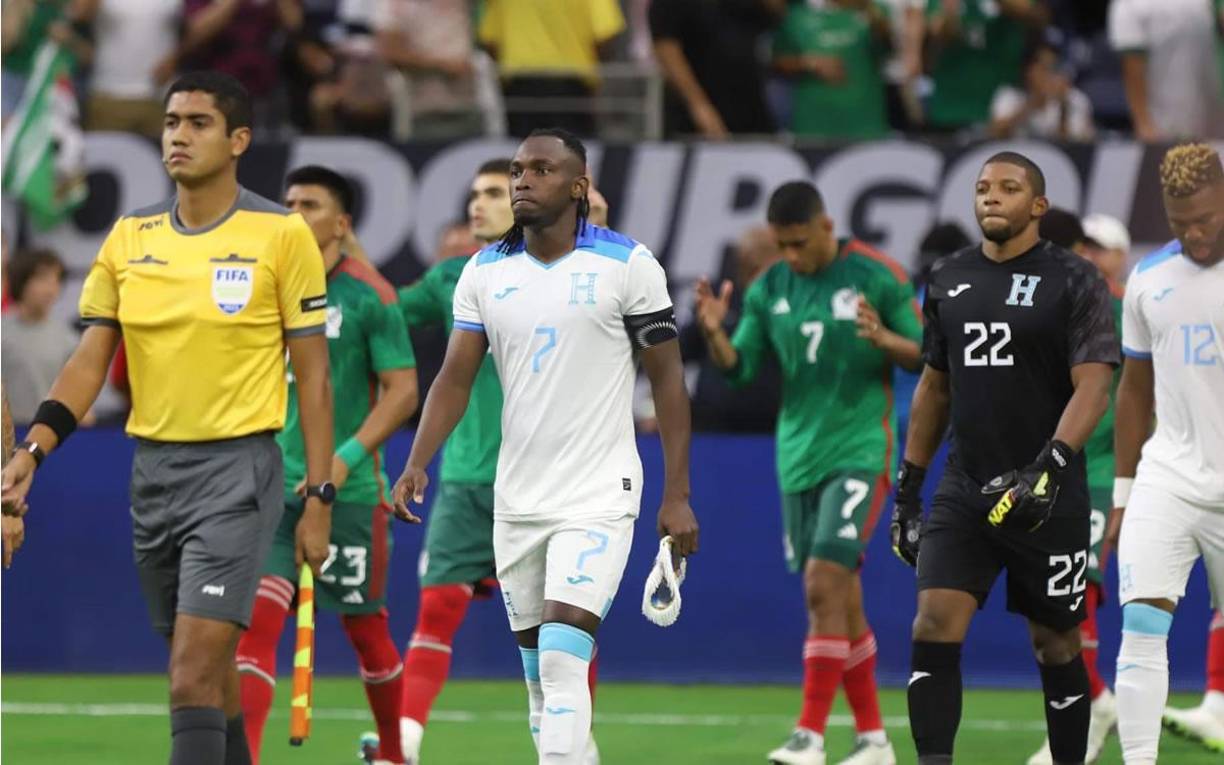 La salida de las selecciones de Honduras y México a la cancha del NRG Stadium de Houston.