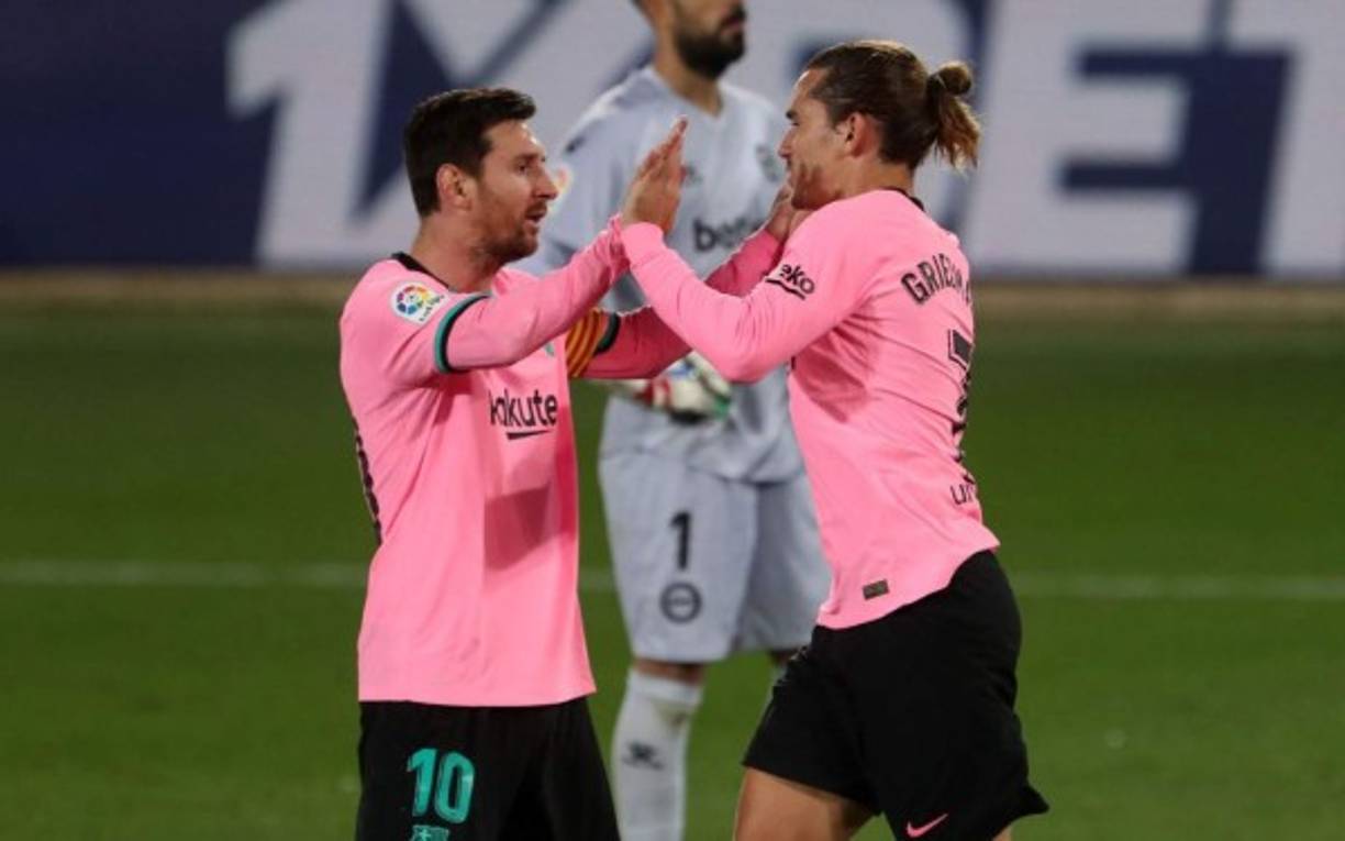 Messi fue el primero en llegar a felicitar a Griezmann por su primer gol de la temporada en la Liga Española.