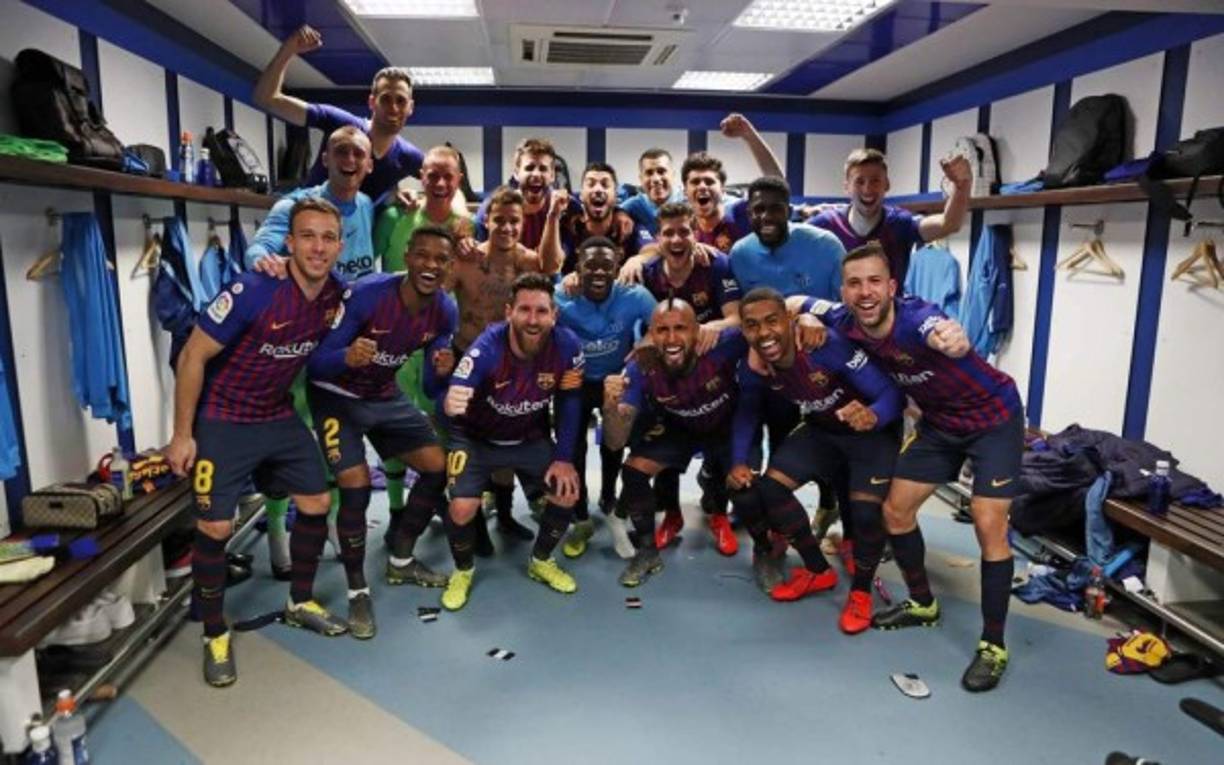 Los jugadores del Barcelona celebrando en el camerino del Bernabéu.
