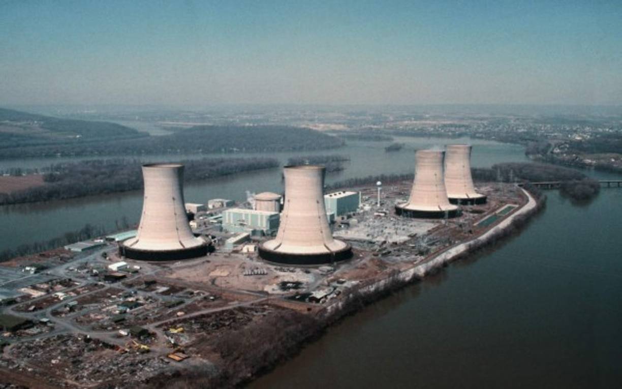 El peor accidente nuclear en la historia de Estados Unidos ocurrió en 1979, en la planta ubicada en Three Mile Island, en Pennsilvania cuando una serie de fallos en los equipos y del personal, provocaron la pérdida del refrigerante y la fusión parcial del núcleo del reactor. Aunque no hubo víctimas inmediatas, los expertos predijeron uno que otro caso de cáncer a largo plazo entre las personas afectadas. La limpieza de la central tomó 14 largos años y parte del agua usada como refrigerante se filtró entre el hormigón del edificio, resultando en un residuo radiactivo imposible de eliminar.