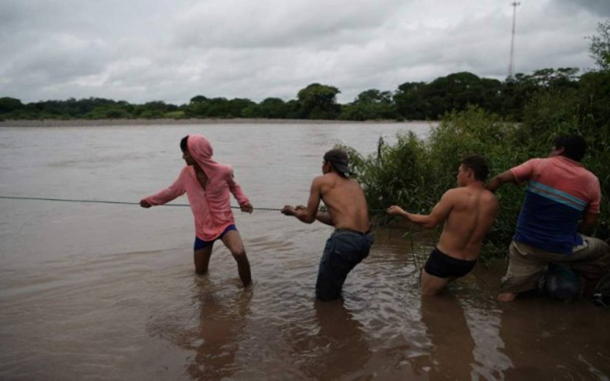 Sosteniéndose de una larga cuerda que era sujetada por varios hombres, unos en el lado de Honduras y otros en el lado de El Salvador, muchos hondureños hombres y mujeres se lanzaron uno por uno al Goascorán y, tras luchar con la fuerza del río crecido por las lluvias que ocurren en la zona, se internaron rápidamente en suelo salvadoreño.