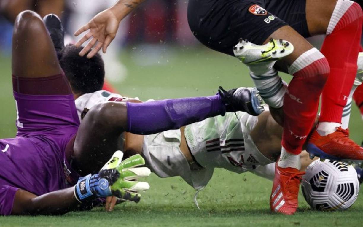 Otro ángulo del terrible choque de 'Chucky' Lozano con el portero triniteco Marvin Phillip.