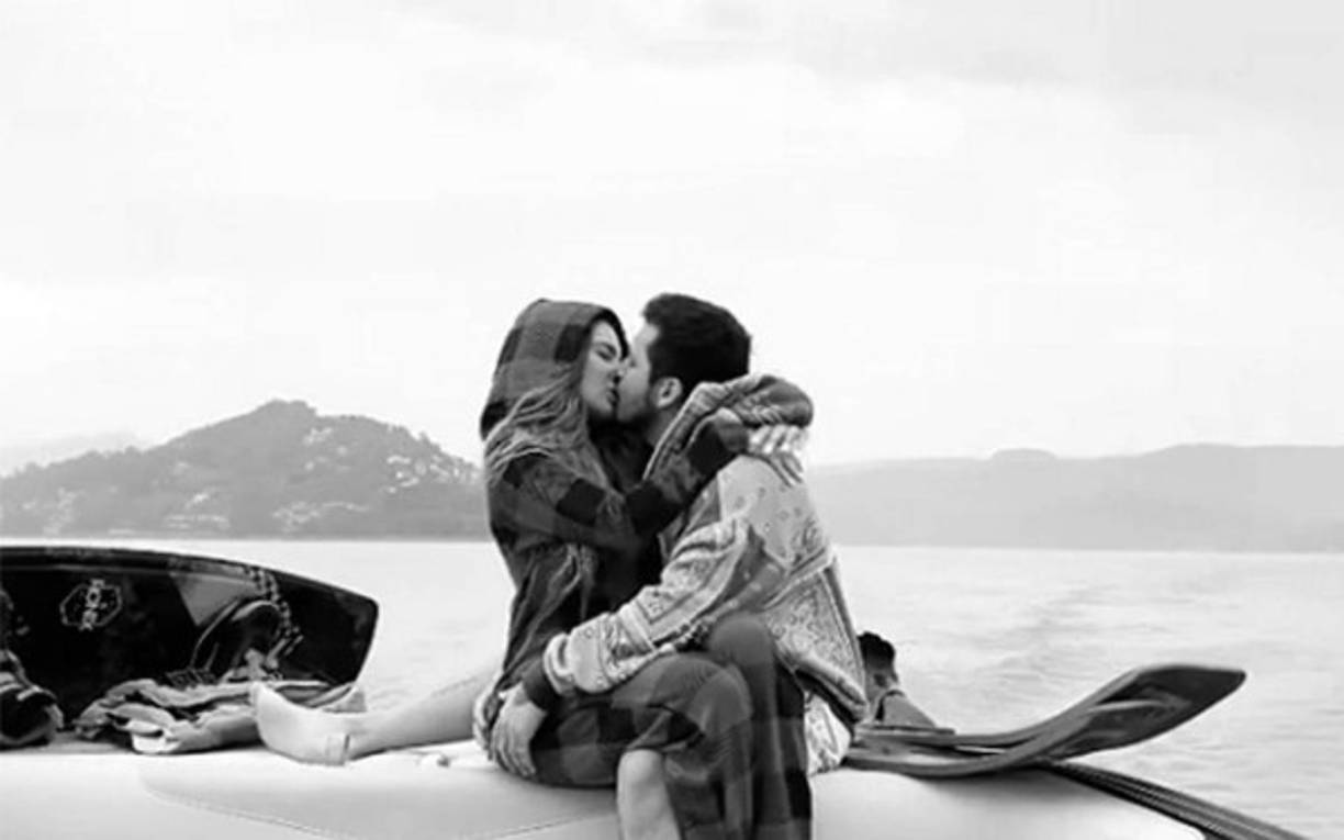 "Hace unas semanas, la pareja hizo oficial su noviazgo al publicar imágenes y mensajes, incluso ella dio una entrevista en la que compartió qué fue lo que la conquistó del cantante."