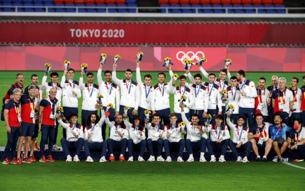 La delegación española posando con sus medallas de plata.