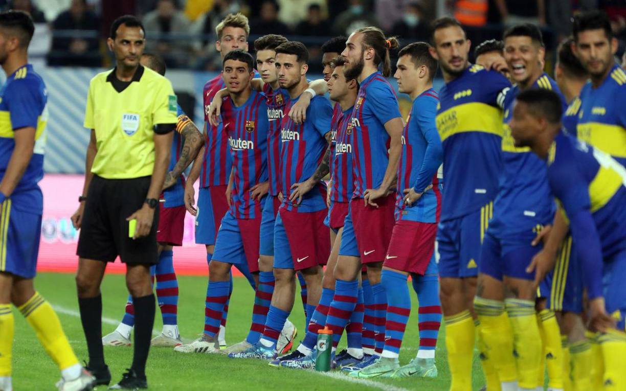 Los jugadores de ambos equipos durante la tanda de penales.