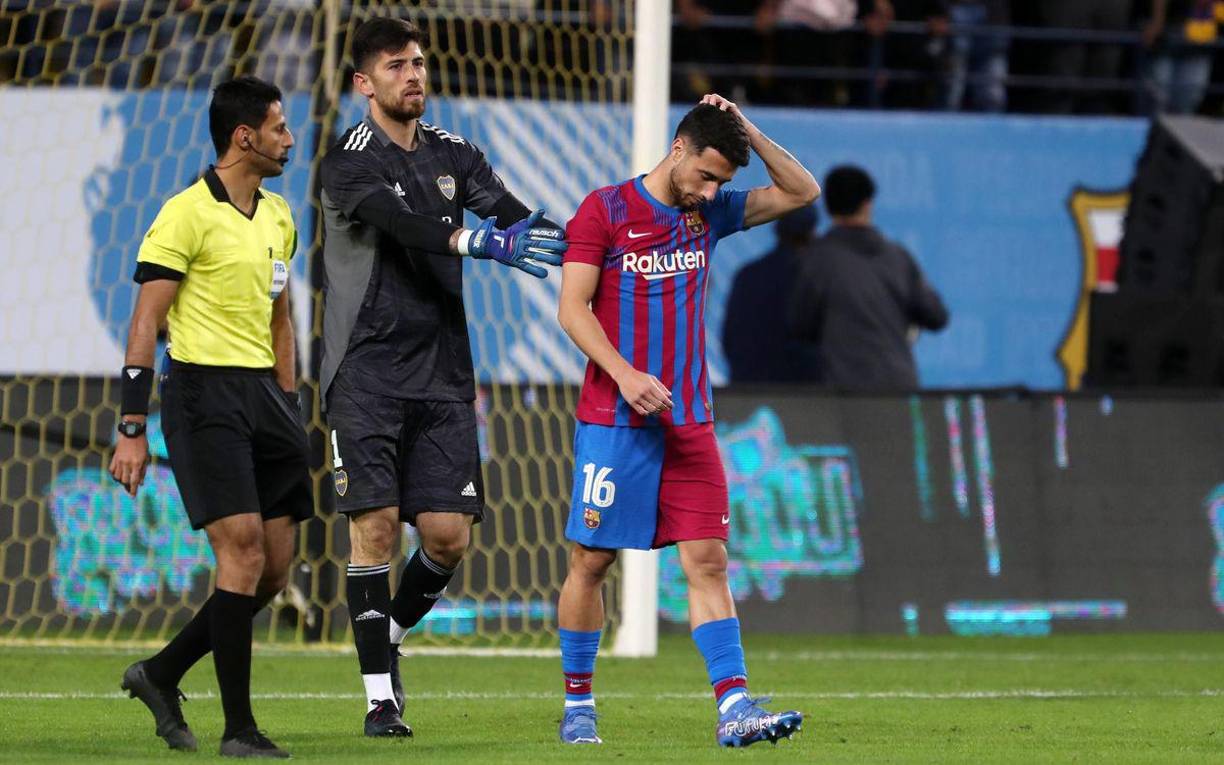 Agustín Rossi consuela al jugador del Barcelona, Guillem Jaime, quien falló el penal decisivo.