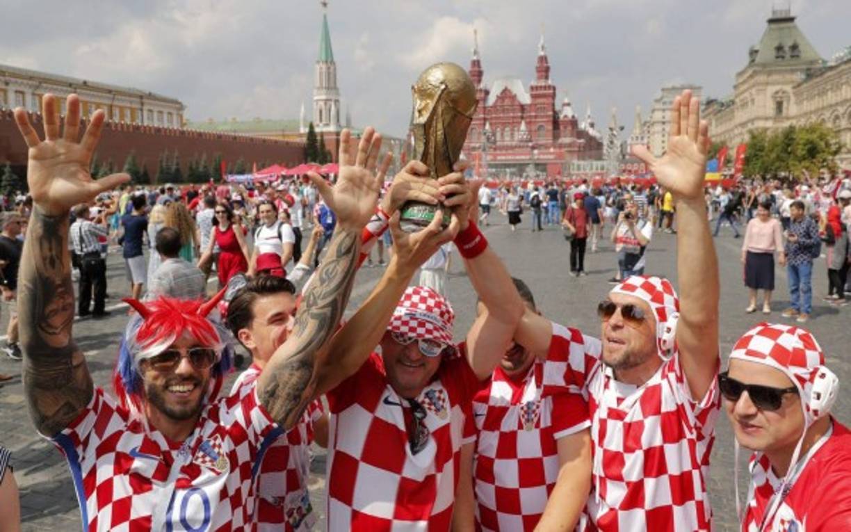 Aficionados croatas en la plaza Roja de Moscú hroas antes de la final del Mundial de Rusia 2018.