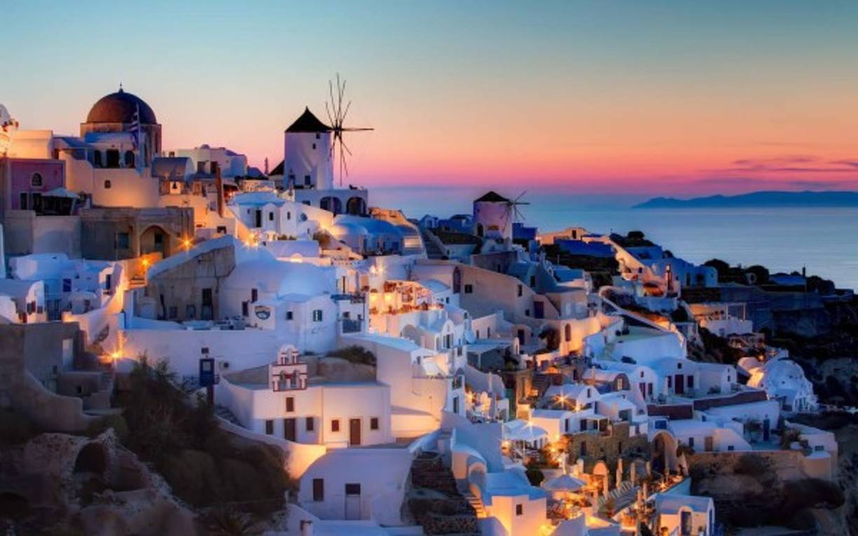 Santorini, es la isla griega por excelencia y un destino obligado de los cruceristas.