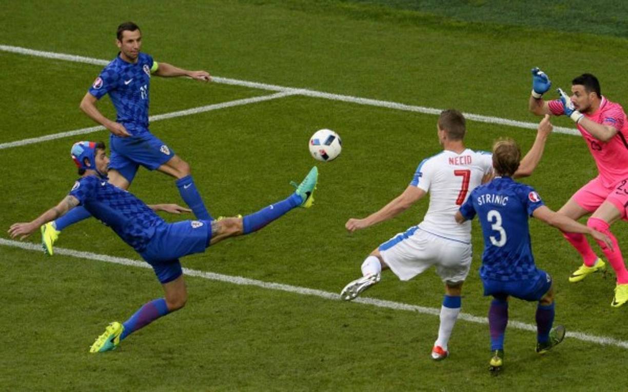 No importa la manera en que se encuentre, Corluka siempre lucha cada balón. FOTO EFE.