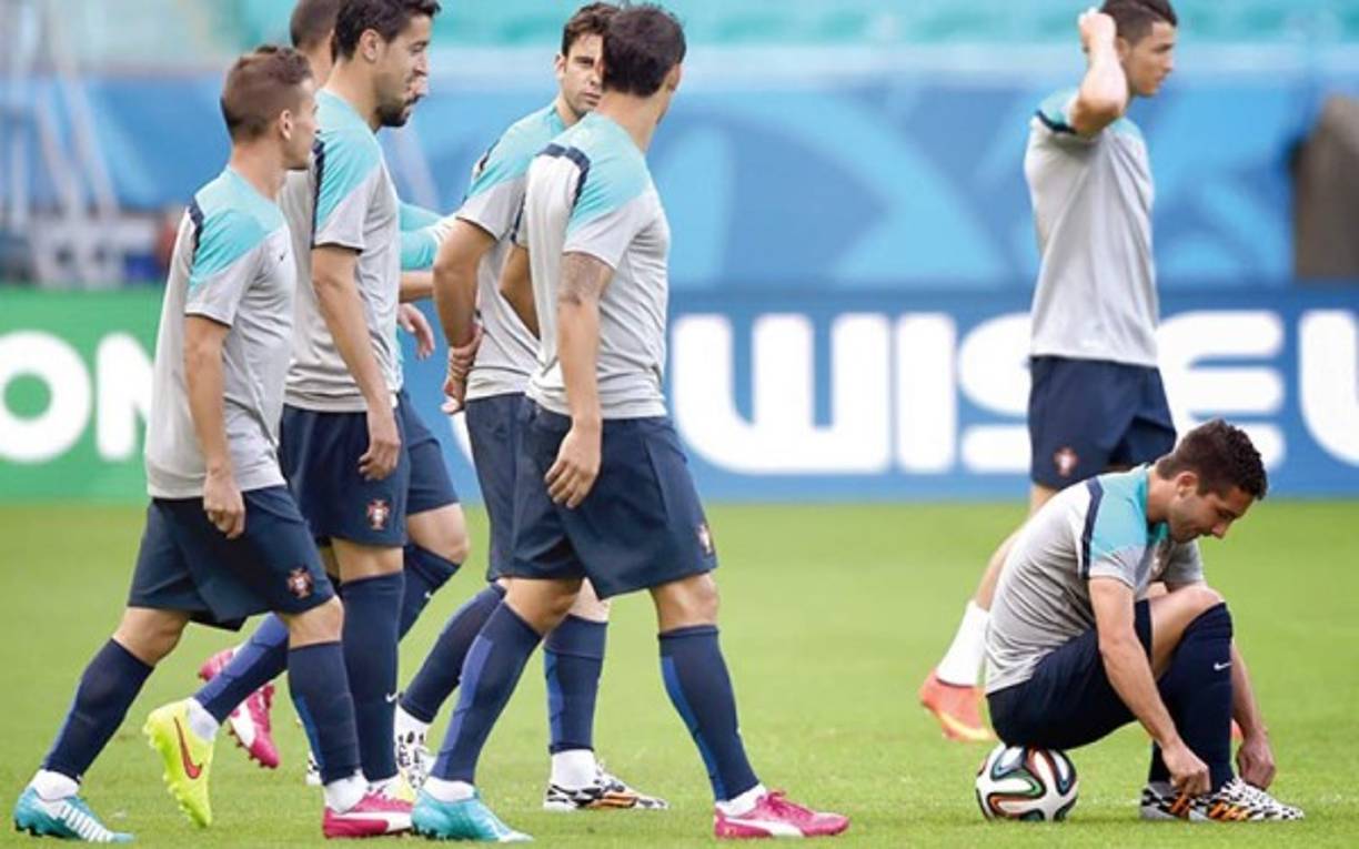 Que todos los futbolistas llevarían tacos color fosforito.