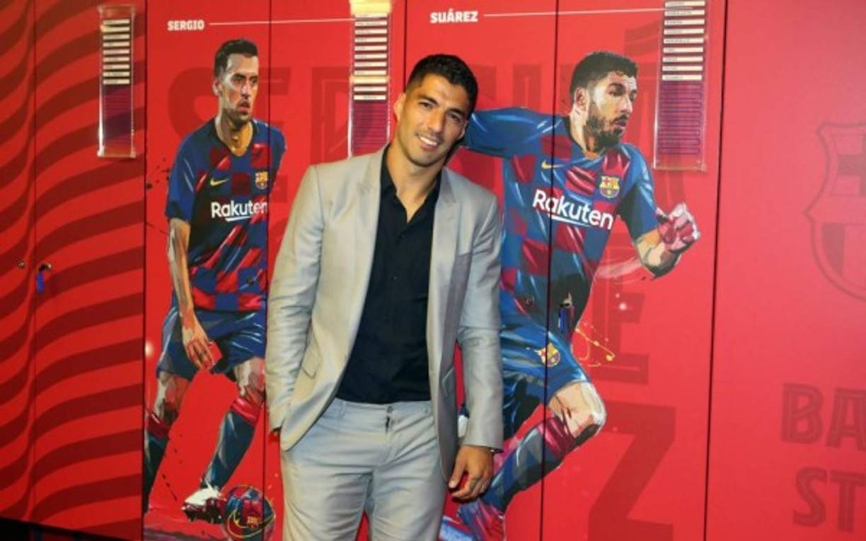 Suárez posando en el que hasta hoy fue su casillero en el vestuario azulgrana.