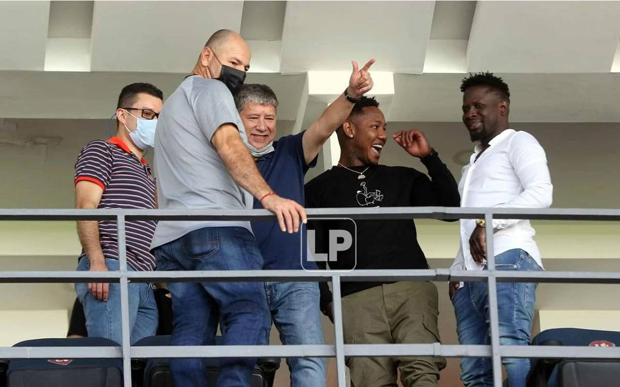 ‘Bolillo‘ Gómez y Romell Quioto fueron las figuras que estuvieron en el palco del Nacional.