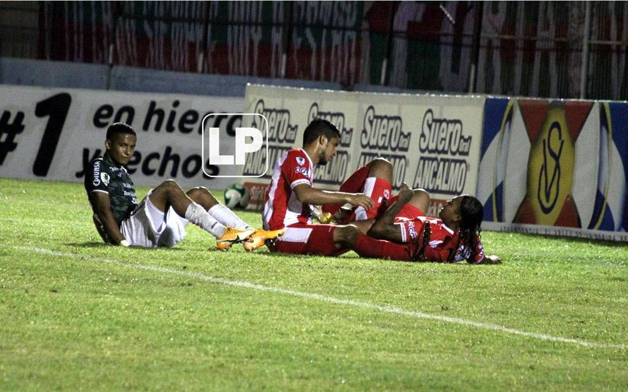 ‘Gullit‘ Peña consiguió un penal para el Vida que lanzó Juan Ramón Mejía.