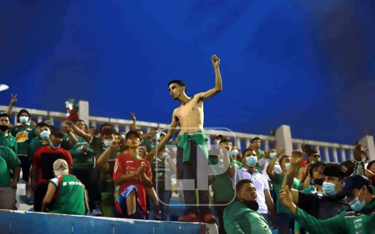 Algunos aficionados no siguieron las reglas y no portaron mascarillas en las gradas.