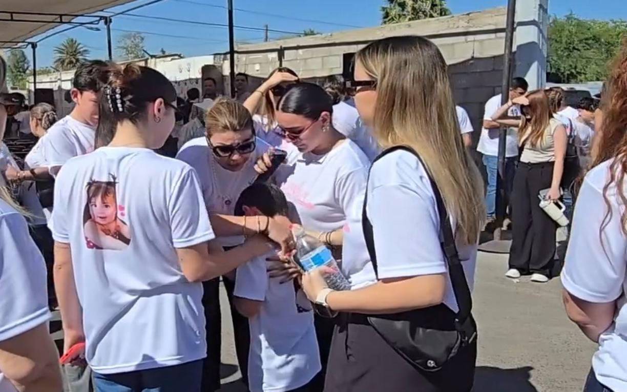 Familias y amigos de las víctimas marchan cada año, junto con los 100 sobrevivientes que enfrentan diariamente las secuelas del incendio. Las 49 familias que perdieron a sus hijos también participan, lanzando consignas para recordar los pendientes.