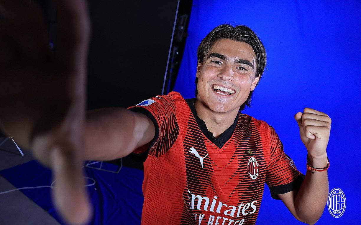 El Milan anunció el fichaje hasta el 30 de junio de 2027 del centrocampista juvenil argentino Luka Romero, de 18 años, procedente del Lazio, en el que ha jugado las dos últimas temporadas con un total de 21 partidos entre ambos cursos, en los que marcó un gol.