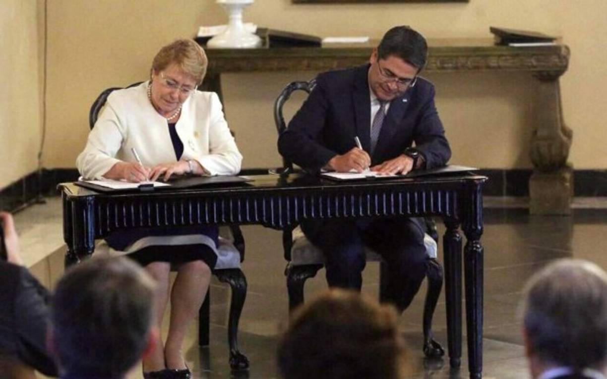 Con una ceremonia protocolaria en la antigua Casa Presidencial, la presidenta de Chile, Michelle Bachelet, fue recibida hoy miércoles por el presidente hondureño, Juan Orlando Hernández, acompañado de la Primera Dama, Ana García de Hernández. Ambos gobernantes se reunieron en privado y después participaron en un encuentro ampliado, acompañados de sus respectivas delegaciones.