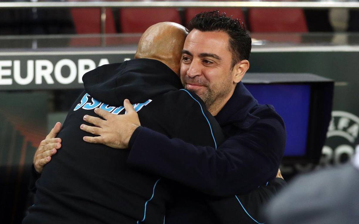 Xavi Hernández saludando a Luciano Spalletti, entrenador del Napoli, antes del partido.