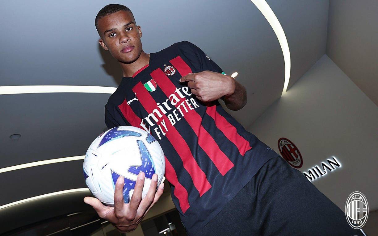 El defensor alemán de 21 años, Malick Thiaw, se convirtió en nuevo jugador del AC Milán. Es el quinto fichaje del cuadro rossoneri en este mercado de verano. El futbolista llega procedente del Schalke 04 a cambio de 7 millones de euros. El central firmó un contrato hasta el verano del 2027.