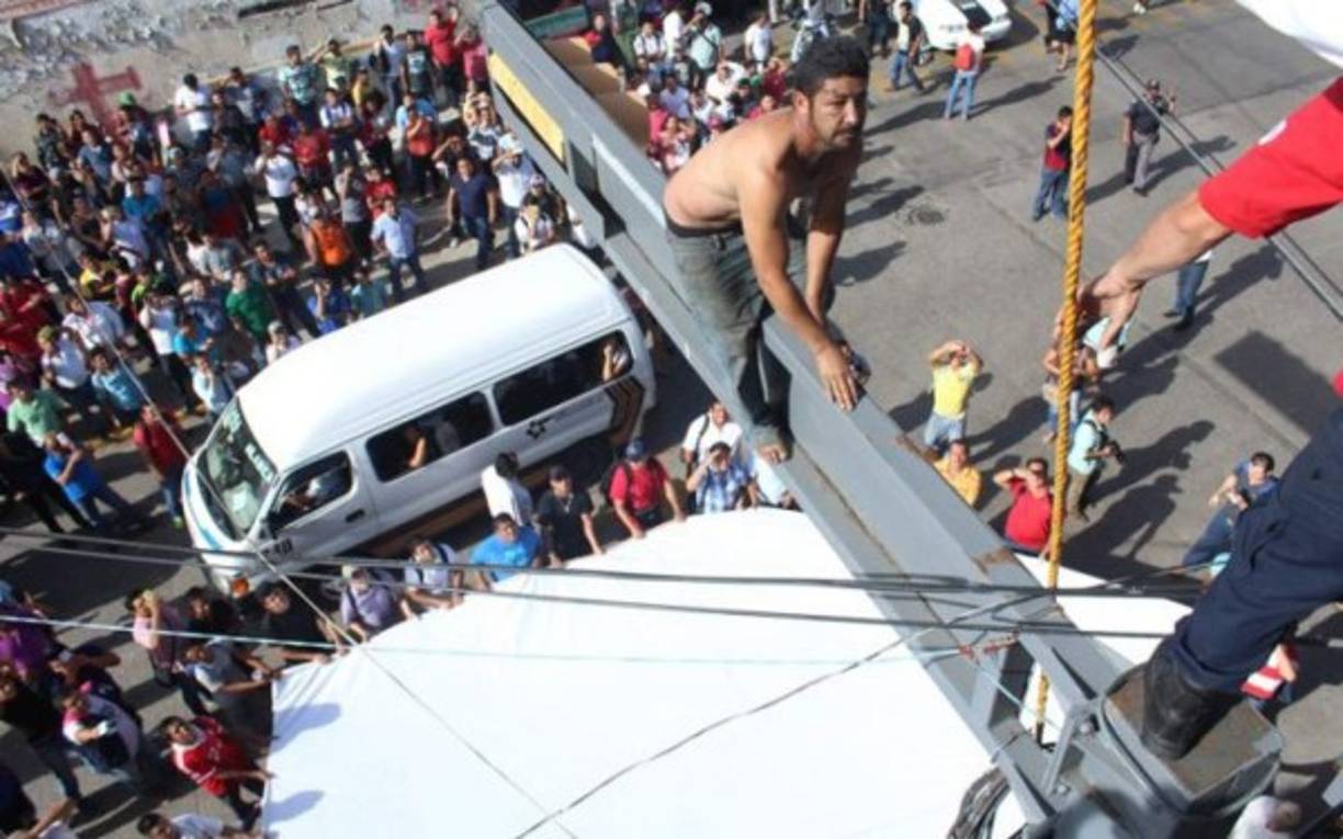 Según el un diario de Tabasco, el 'sujeto de nacionalidad hondureña, que trepó a una torre de vigilancia del C4, amenazó con lanzarse al vacío'.