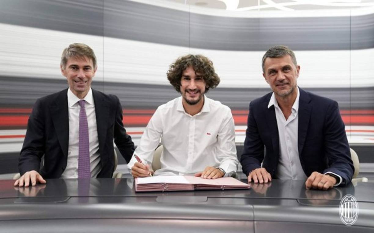 El AC Milan ha fichado al medio-ofensivo francés Yacine Adli por 8.000.000 €. <br/>Permanecerá cedido en el club francés Bordeaux el hasta final de temporada. Foto Twitter Milan.