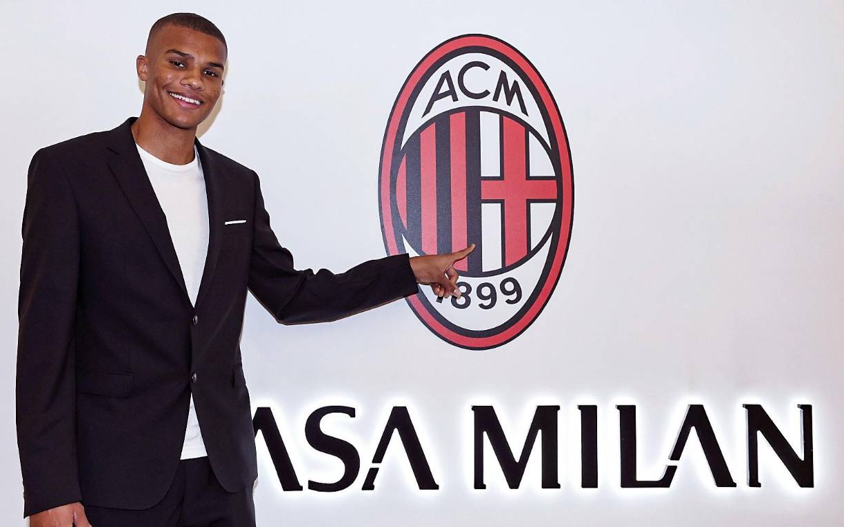 OFICIAL: El AC Milan anunció el fichaje del defensor alemán Malick Thiaw, quien llega procedente del Shalke 04. Firmó un contrato hasta el 30 de junio de 2027.