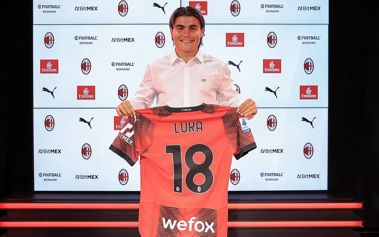 El AC Milan anunció este jueves el fichaje hasta el 30 de junio de 2027 del ‘nuevo Messi’, el centrocampista juvenil argentino Luka Romero, de 18 años, procedente de la Lazio, en el que ha jugado las dos últimas temporadas con un total de 21 partidos entre ambos cursos, en los que marcó un gol. Nacido en Victoria de Durango (México) el 18 de noviembre de 2004, el futbolista lucirá el número ‘18’ con el conjunto ‘rossonero’.
