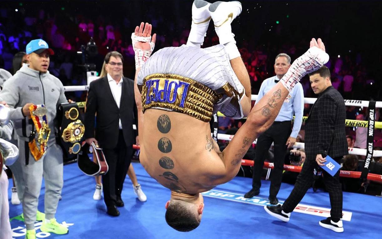 Así fue el alocado y acrobático festejo de Teófimo López tras su triunfo sobre Steve Claggett.
