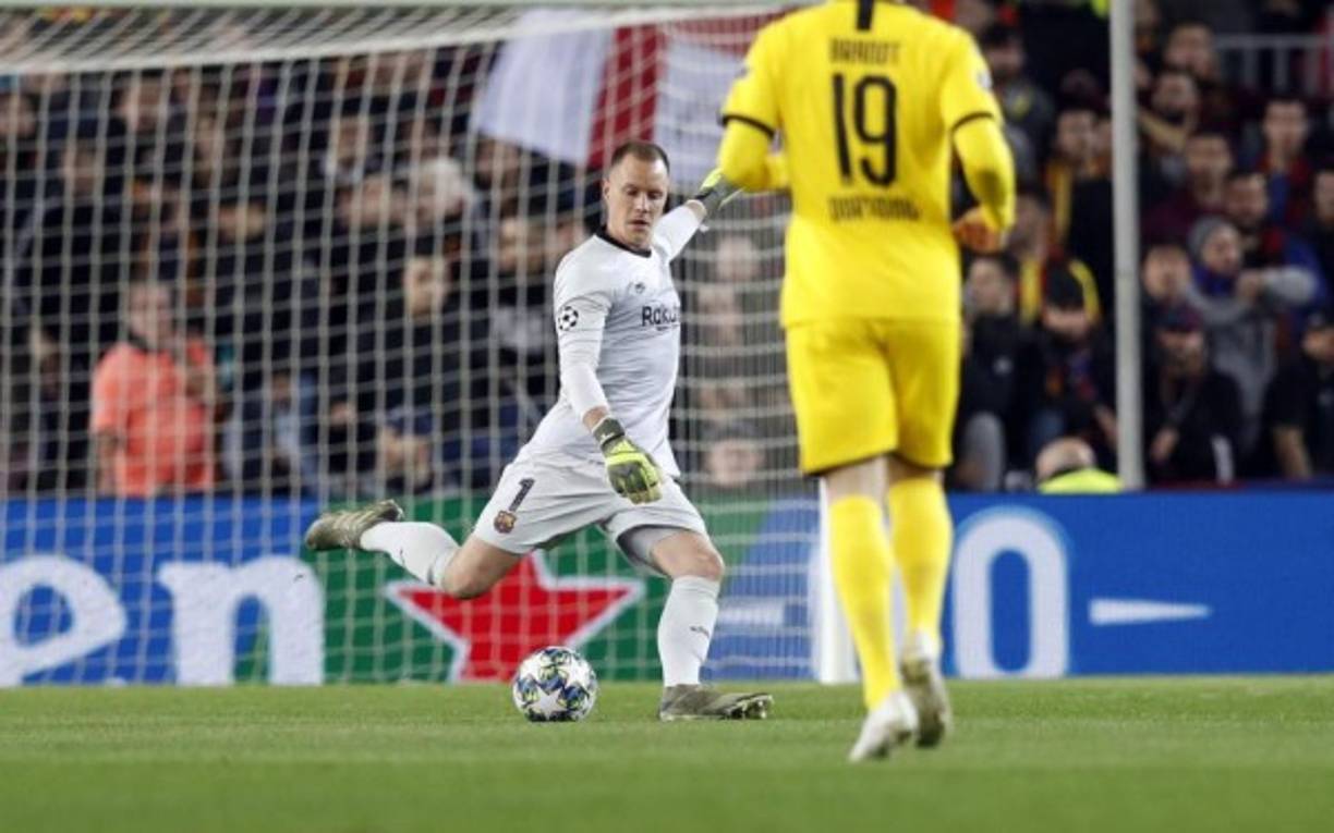 Ter Stegen despejando un balón hasta el campo del Dortmund.