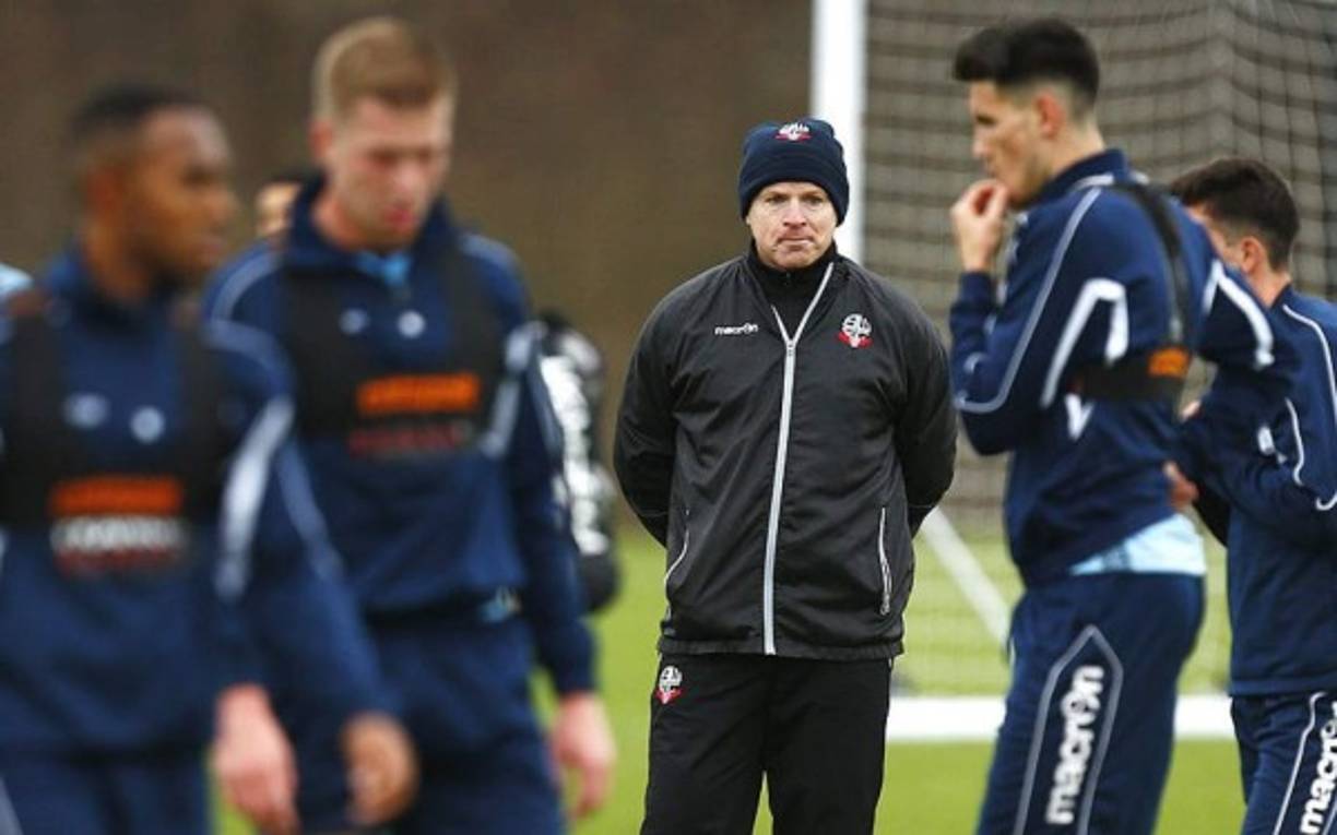 Neil Lennon, cuando era técnico del Bolton de Inglaterra, no permitía que sus jugadores se entrenaran con gorros. “No quiero jugadores entrenando con gorros porque en los partidos de fútbol no se juega con gorro”. Esto fue lo que declaró el entrenador del Bolton cuando prohibió los gorros de lana en sus entrenamientos. Curiosamente, en el siguiente entreno se presentó de esta manera. Imaginamos que también puso esta prohibición en su paso por el Celtic de Emilio Izaguirre.