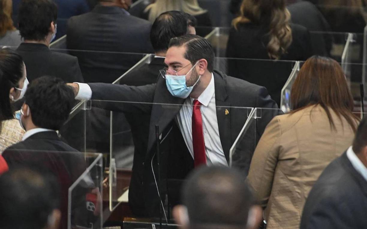 Según ella, Jorge Cálix estaba bajo los efectos del alcohol, algo que denominó como “embriaguez aguda”, y provocó daños a una propiedad privada.