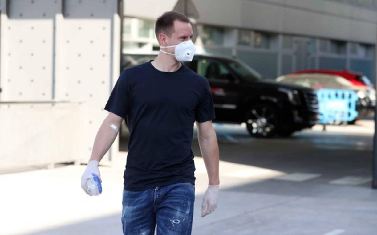 El portero alemán del FC Barcelona, Marc-André ter Stegen, a su salida este miércoles de la Ciudad Deportiva Joan Gamper, tras hacerse el test de la Covid-19.<br/>