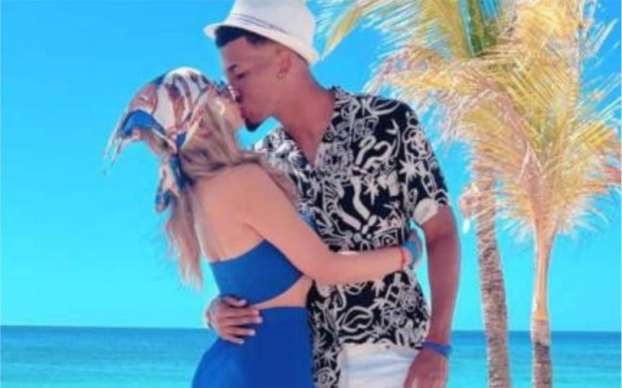 Ángela Márquez es una chica hondureña, pero ella reside desde hace un buen tiempo en Estados Unidos y es la bella joven que conquistó el corazón del atacante catracho Douglas Martínez. 