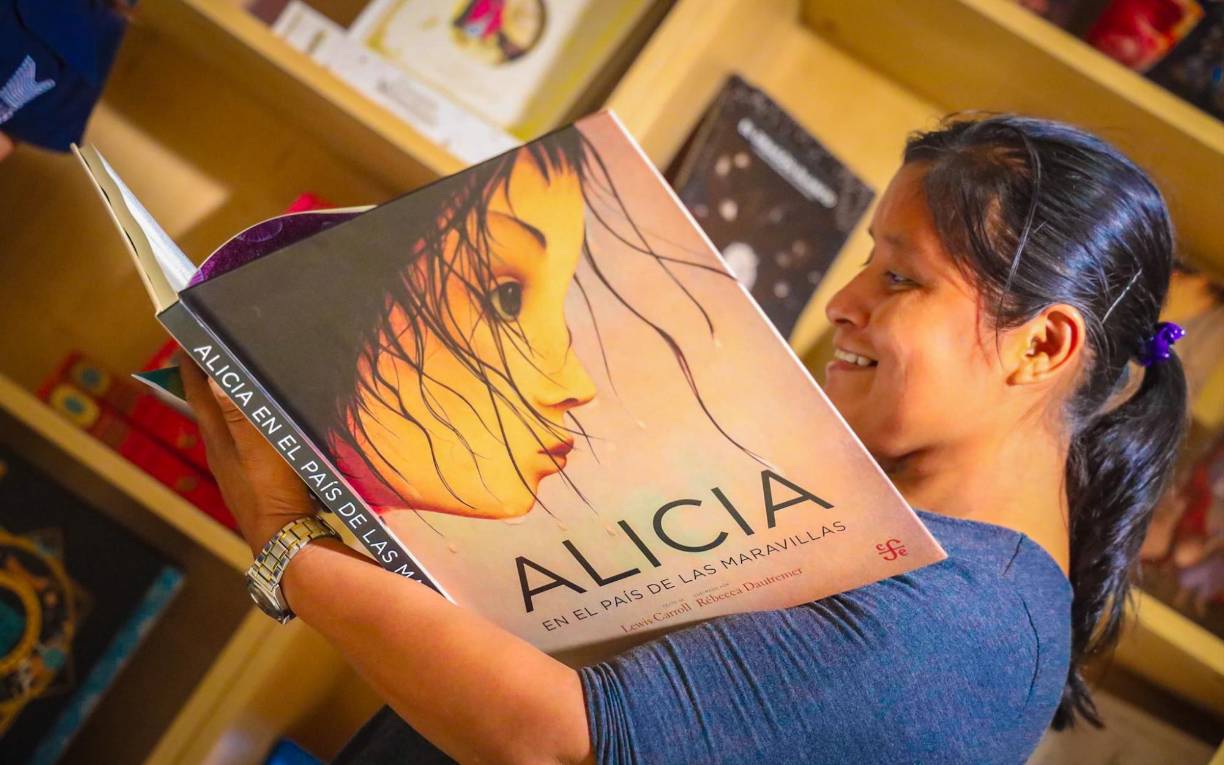 Miles de personas asistieron anoche a la inauguración de la moderna biblioteca.