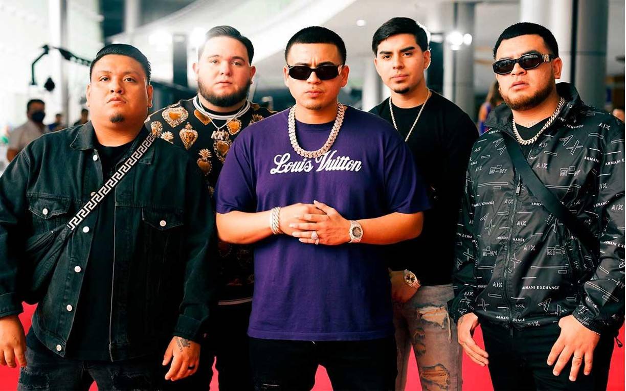 Los comentarios de sus seguidores no se hicieron esperar, pero mientras unos les expresaron su comprensión y lamentaron que varios artistas estén siendo intimidados, otros los criticaron, pues recordemos que el género de los corridos tumbados hace referencia al narcotráfico. 