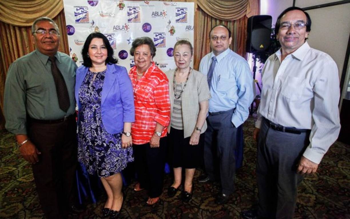 Miembros de la junta directiva del CCS, Ricardo Irías, presidente; Francia Quintana, directora ejecutiva; Martha Abarca y Martha Valenzuela; Omar Cerella, rector; y Victor Manuel Rodríguez.