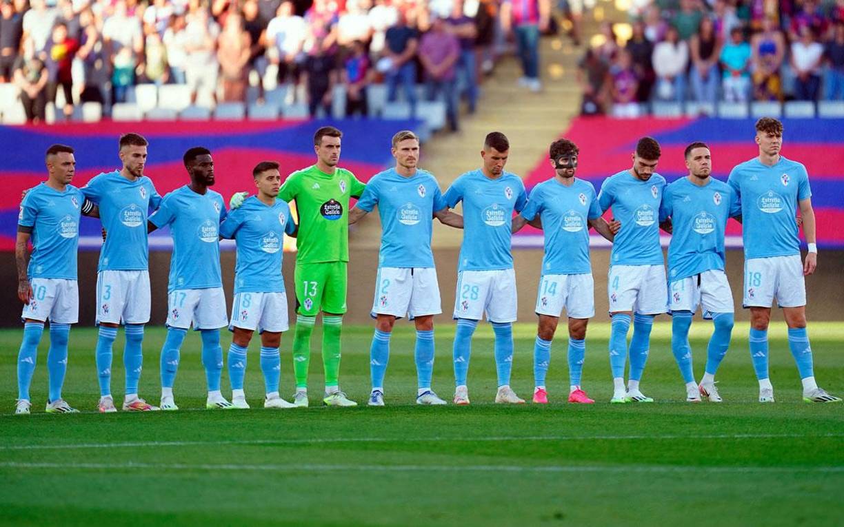 Los 11 jugadores titulares del Celta durante el minuto de silencio que se guardó en memoria del exjugador del FC Barcelona Mario ‘Marinho’ Pres, fallecido el pasado 18 de septiembre.