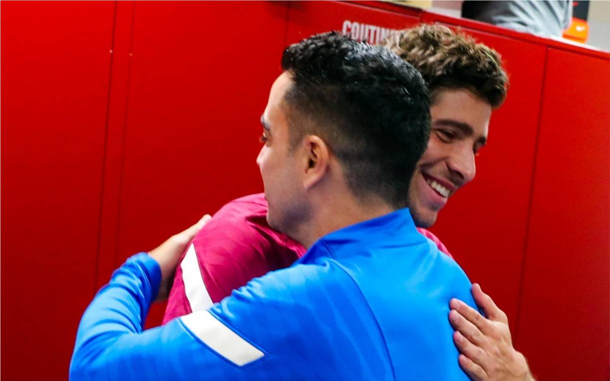 Los jugadores son parte fundamental del club y tienen que ser los primeros en dar ejemplo. Se han de mostrar empáticos con los aficionados y se prohíben actitudes reprobables. Durante los viajes han de cumplir con las normas de conducta y fomentar en todo momento el barcelonismo.