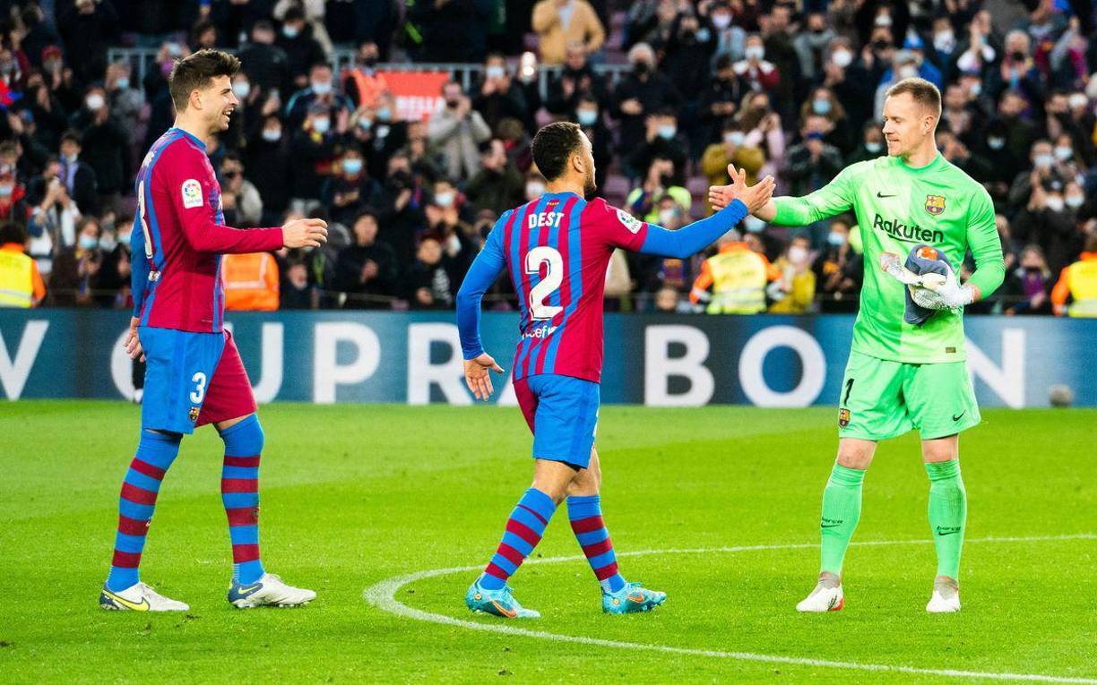 Sergiño Dest saludando a Ter Stegen al final del partido.